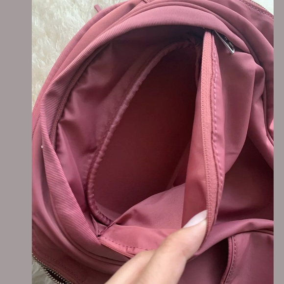 LULULEMON OUT OF RANGE 🎒 20L - Picture 6 of 9